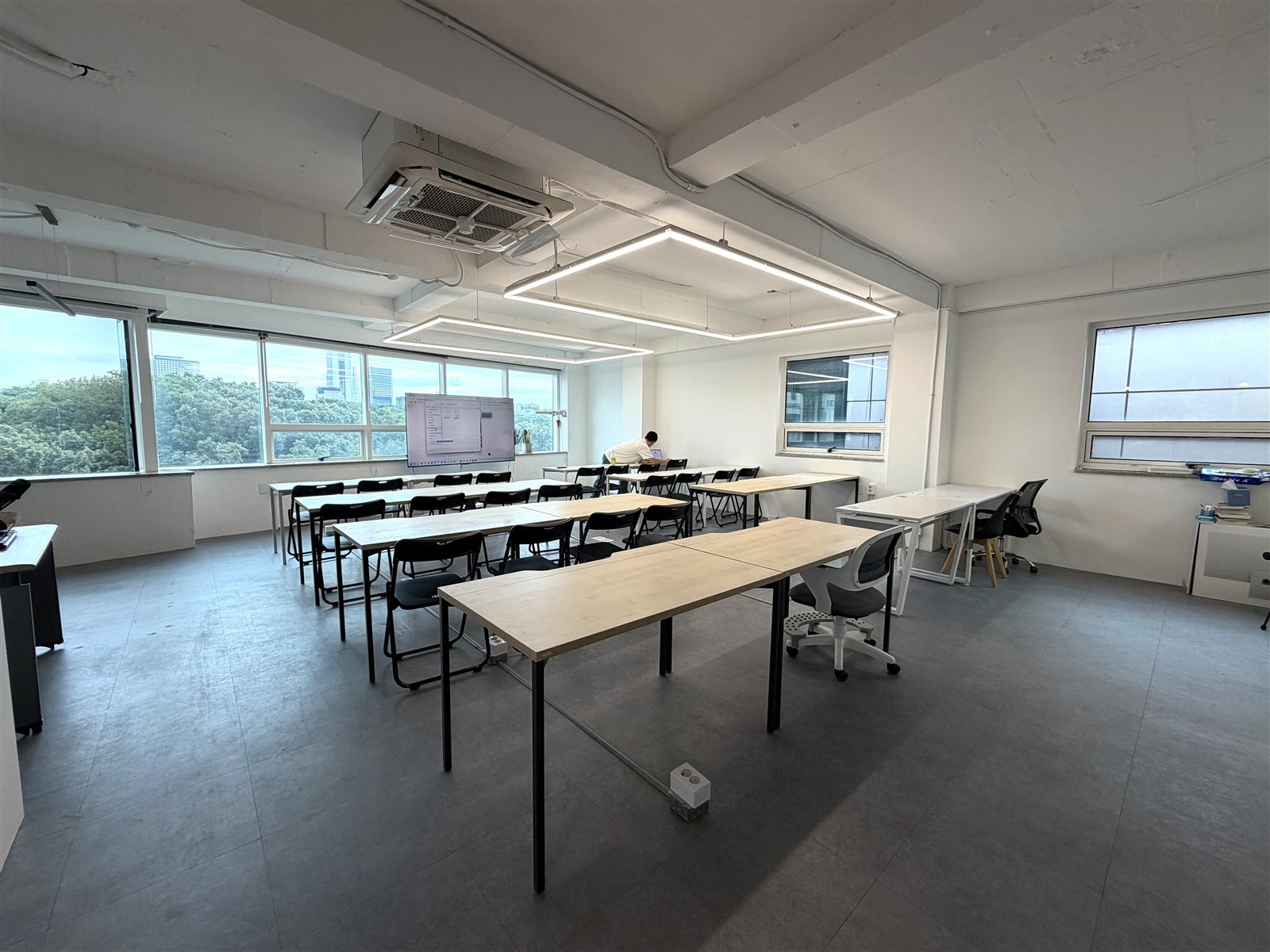 창과 책상 배치가 보이는 강의장 전경